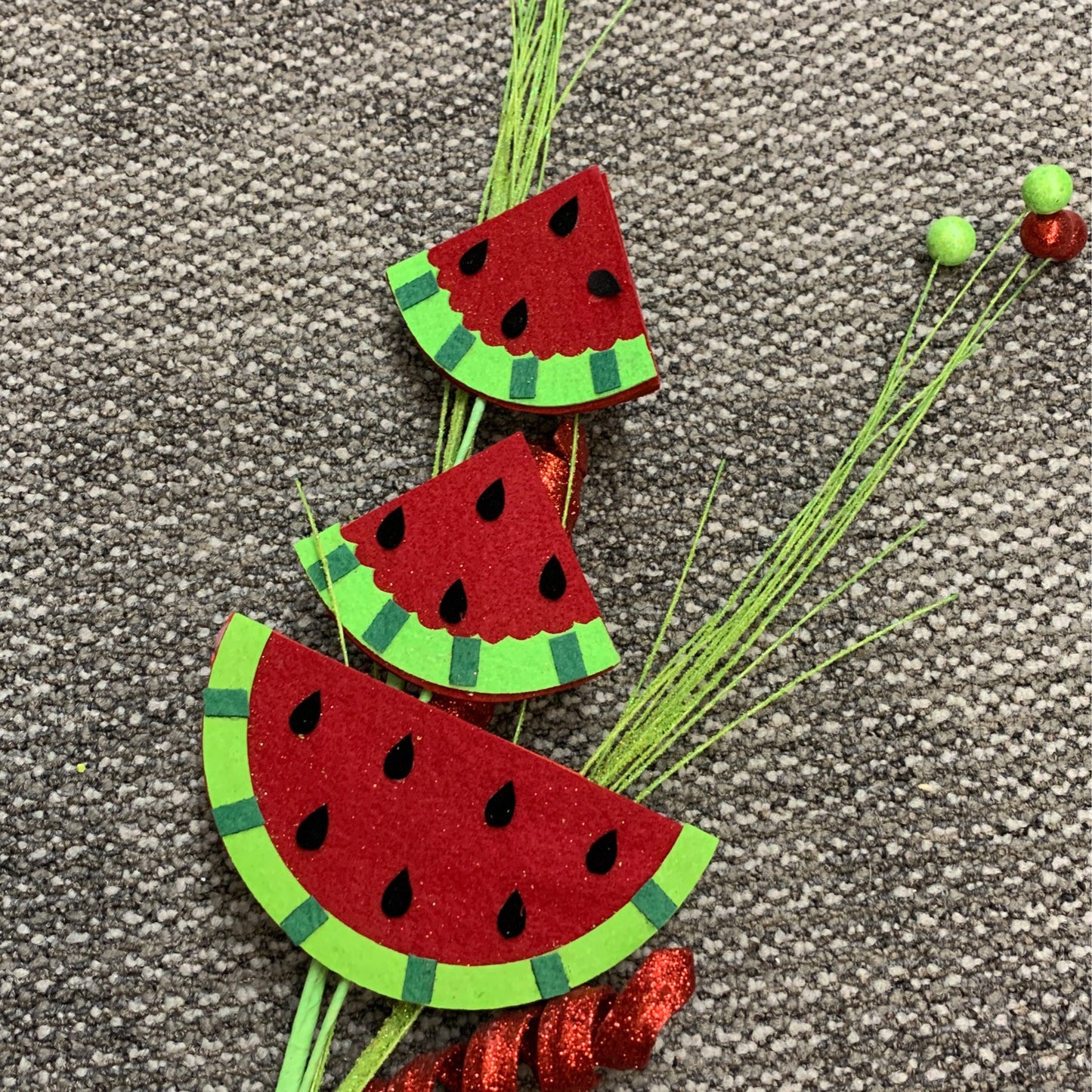 62929RDGRN 33" Felt Watermelon Spray Red/Green