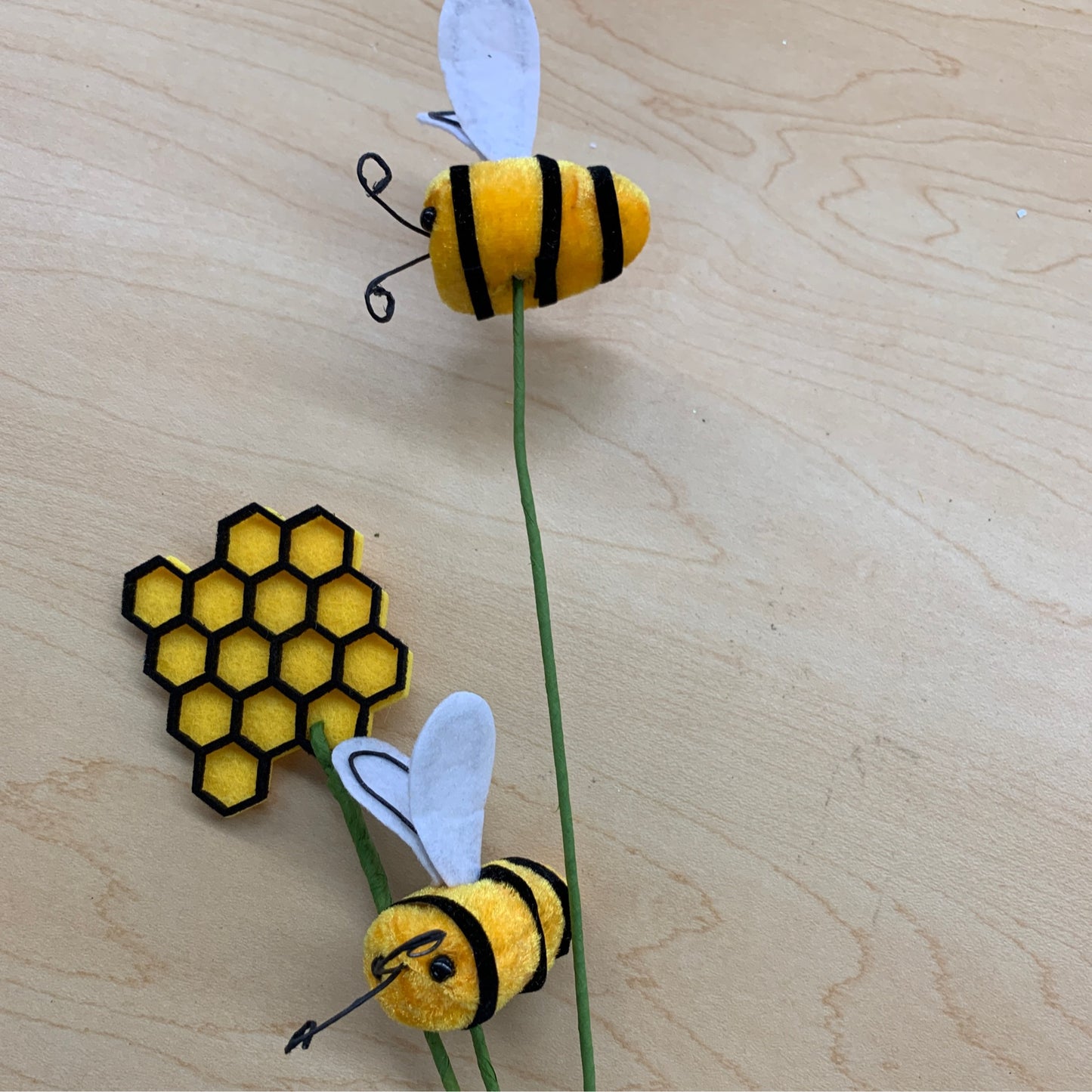 MTF25625 23" Bee & Honey Comb PickX3 Yellow/Black