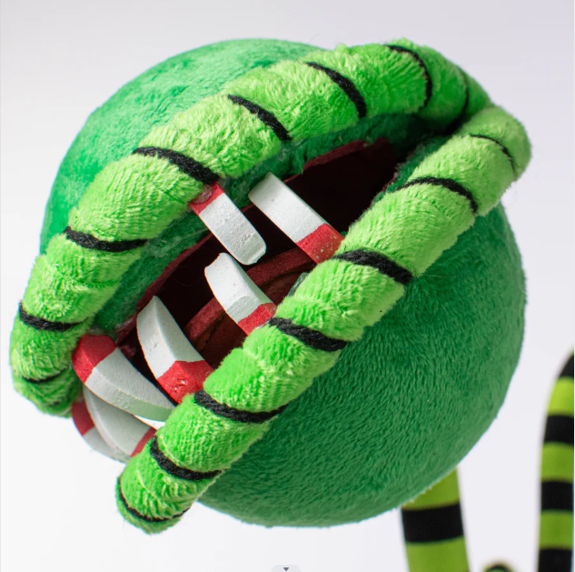 57142GNBK 24" Venus Flytrap Curly Spray: Black & Green