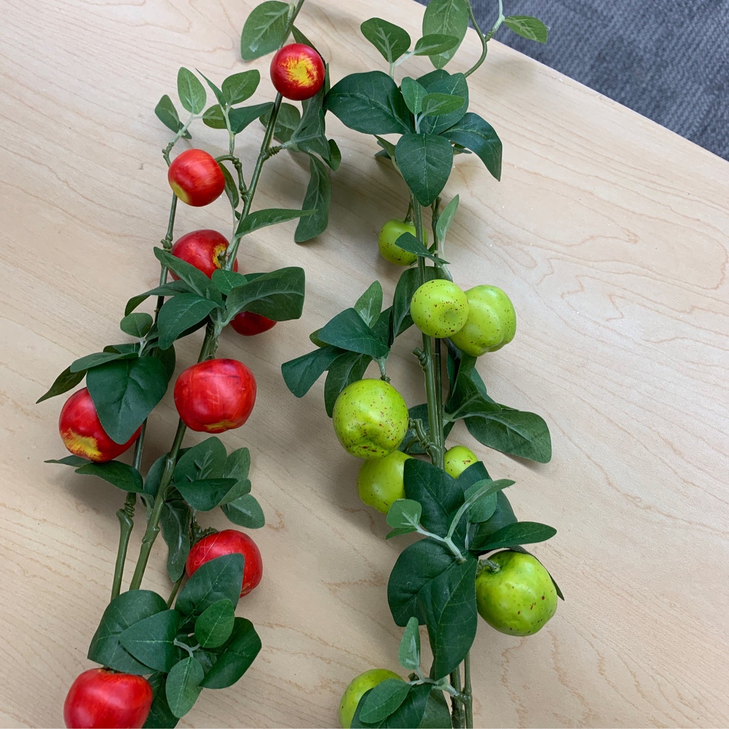CS25316 33" Apple Stem Spray Red/Green