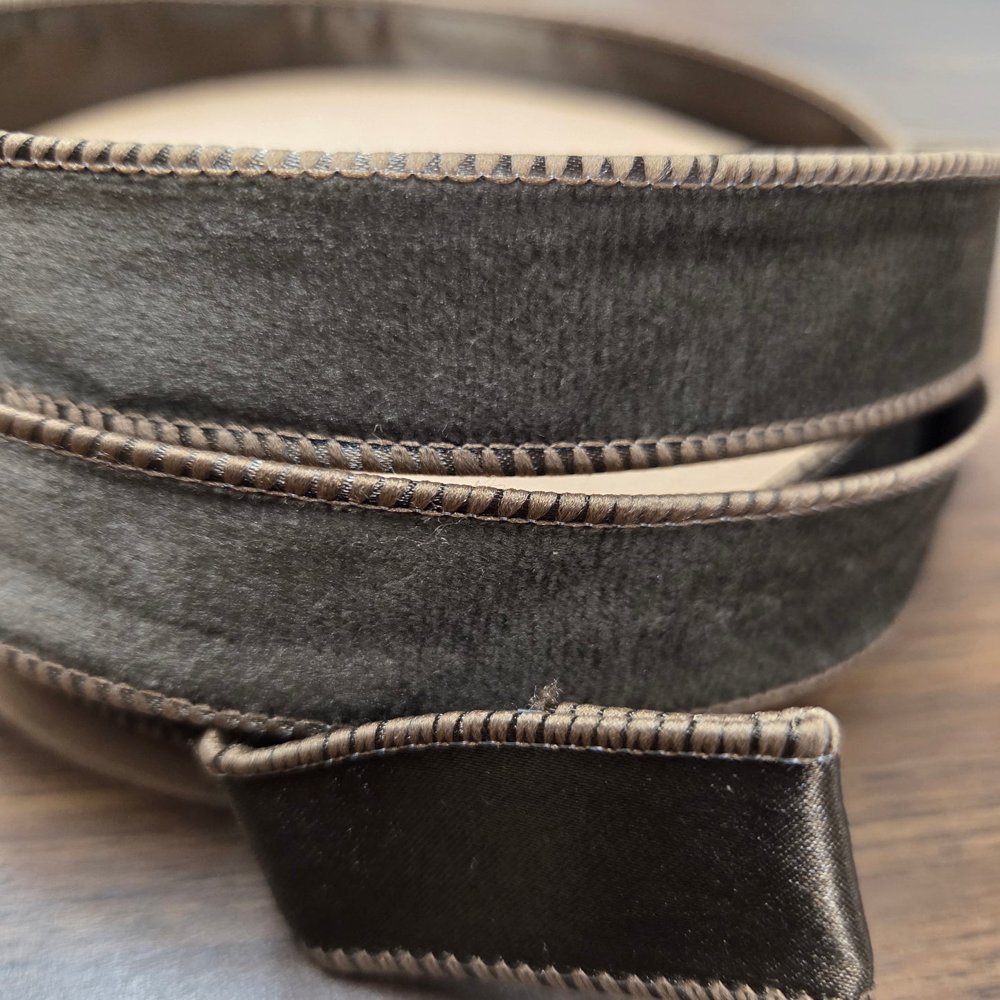 7115W-855-25E     1"X10YDS     Reversible Classic Velvet Wired Ribbon    Brown w/Brown Shimmer Backing