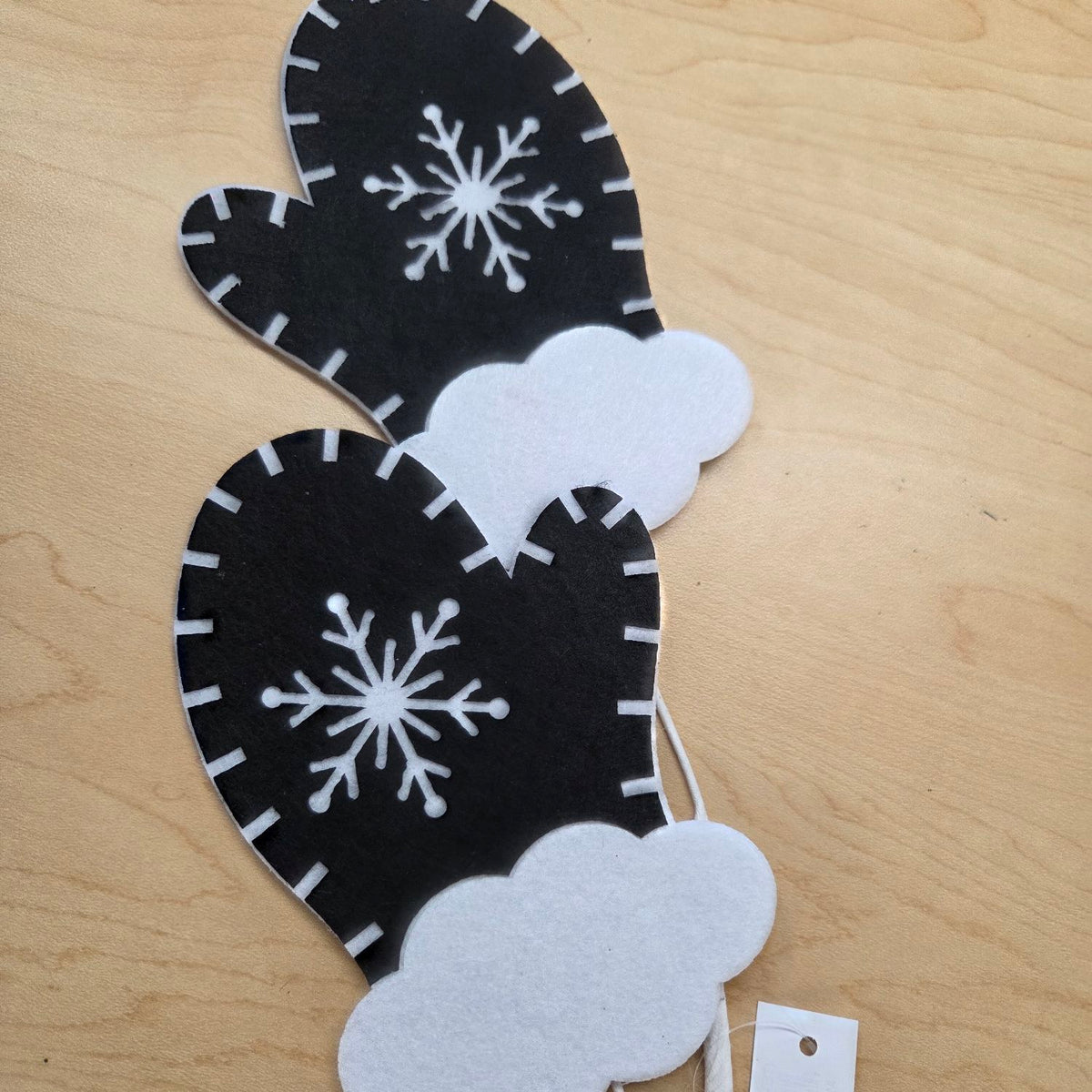 XP017702 Felt Mitten Spray Black/White
