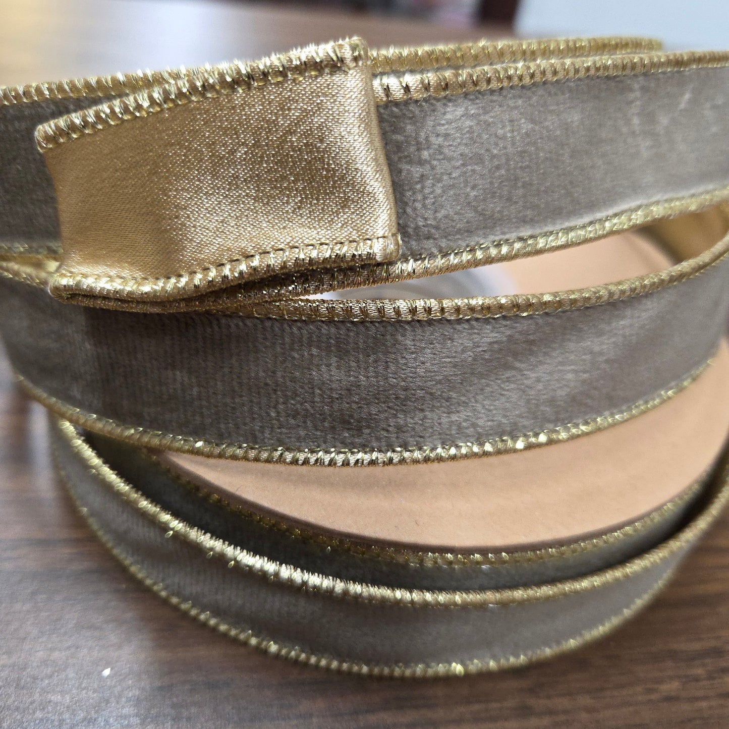 7115W-837-25E      1" Reversible Classic Velvet Wired Ribbon      Latte/Gold